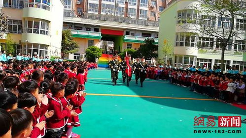 新密市直二幼升旗儀式,國旗護衛隊惹人眼